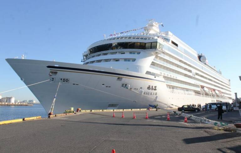 飛鳥Ⅲが四日市港に初寄港、太鼓の演奏や歓迎式典などでお迎え