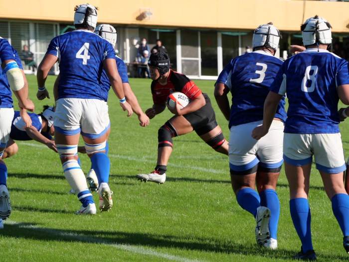 四工朝明と対戦 朝明高校の選手に囲まれて前に進む四日市工業高校の選手