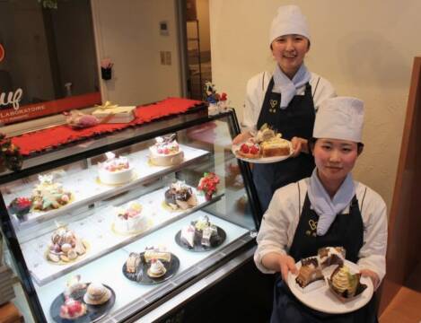 心を込めたクリスマスのスイーツ、四日市のユマニテク調理製菓専門学校、予約は12月1日から