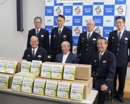 詐欺に遭わずよい人生を、四日市の生川平藏さんが自動通話録音警告機を北勢6署に寄贈