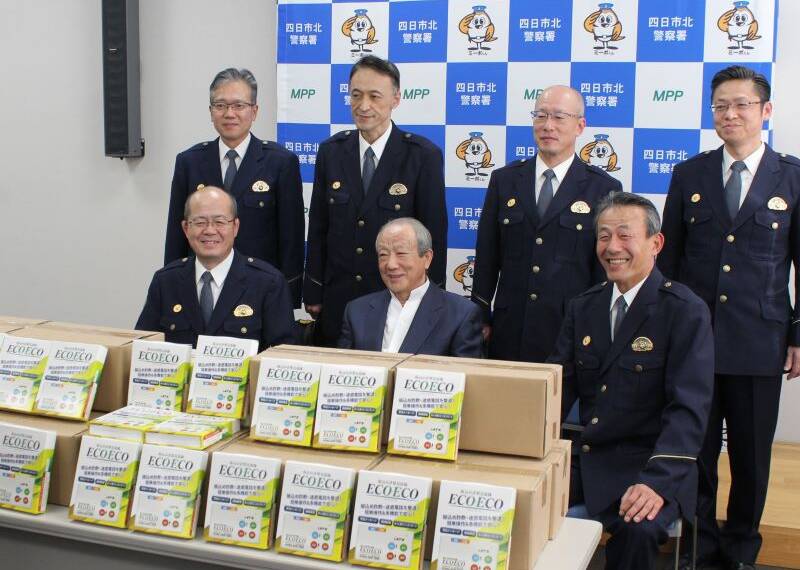 詐欺に遭わずよい人生を、四日市の生川平藏さんが自動通話録音警告機を北勢6署に寄贈