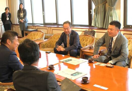 ダンスで使えるスピーカー全小中学校に、上田新工業が四日市市に1000万円を寄贈