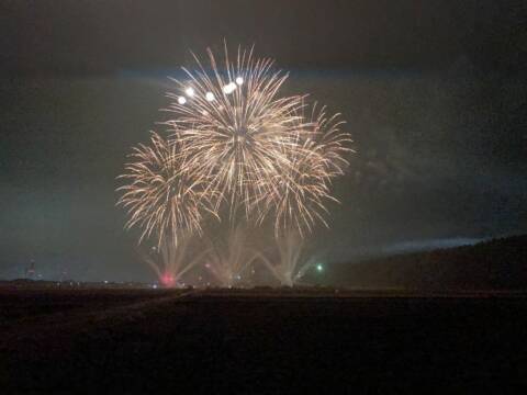 金色の花火が3つ上がっている