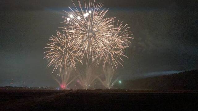 金色の花火が3つ上がっている