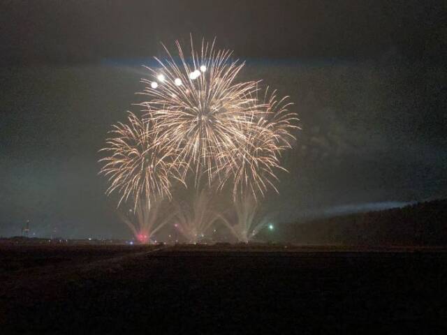 金色の花火が3つ上がっている