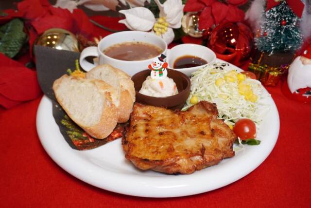 チキンステーキとサラダ、バケット、スープが乗ったクリスマスプレート