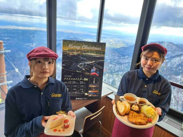 クリスマスプレートとクリスマススイーツを持っている人がレストランの窓の前に立つ