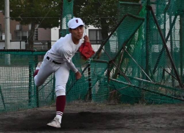 ボールを投げる部員