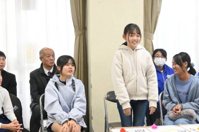 立って自分の感想を皆の前で語る神前諸学校の浜山さん