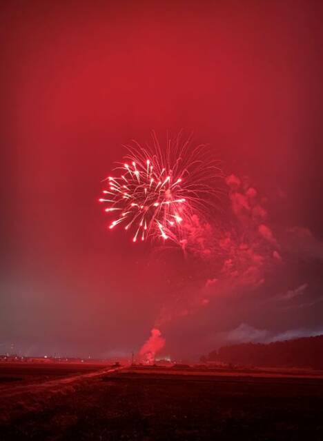 花火で赤く染まった景色