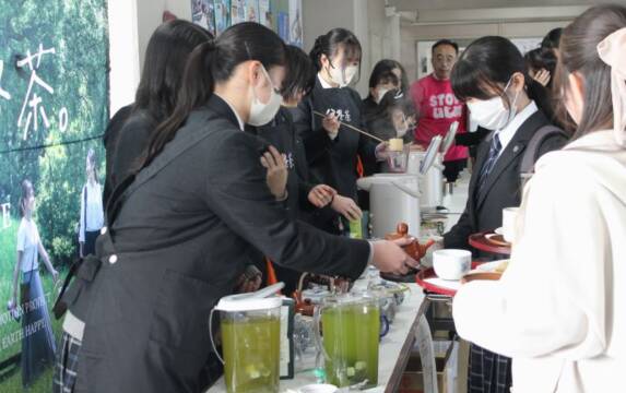 伊勢茶で一息、三重県立川越高校で初の「校内カフェ」、協力の輪広がり人気も上々