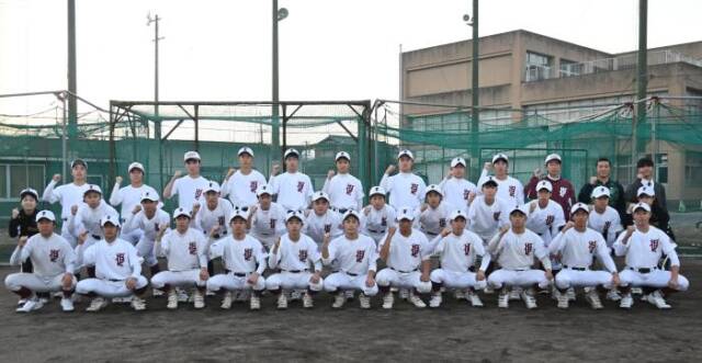 3列に並びガッツポーズをとる四日市高校硬式野球部の部員