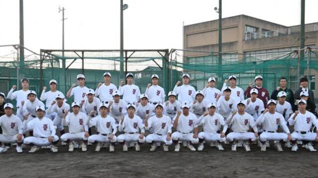 3列に並びガッツポーズをとる四日市高校硬式野球部の部員