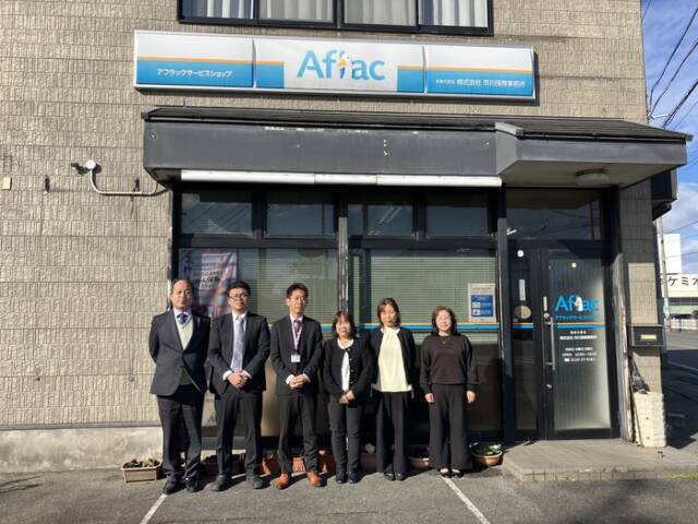 三重県四日市市生桑町の市川保険事務所の店舗前に揃ったスタッフのみなさん