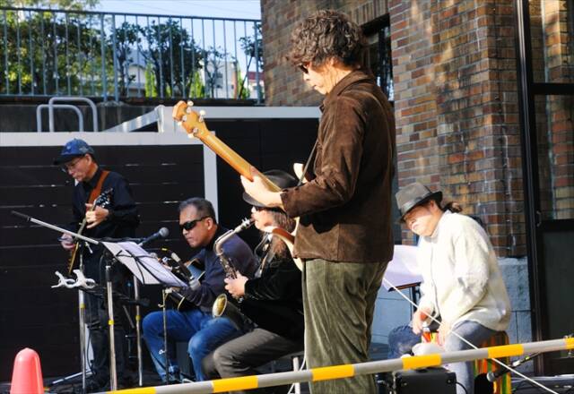 相場館長がボーカル・ギターとして参加するJames Band with エヂソン。複数の楽器が並ぶバンド演奏の様子