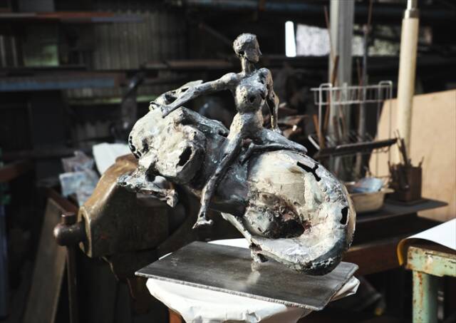 鉄で制作された彫刻作品《人類の暴走に対するレクイエム》。人間に翻弄される馬の姿を表現