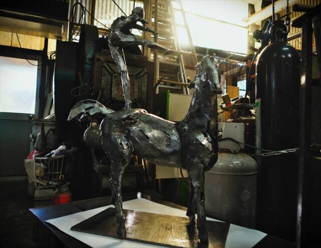 鉄彫刻作品《太陽に捧げる》。馬の背に立つ人物像が生命への賛歌を象徴している