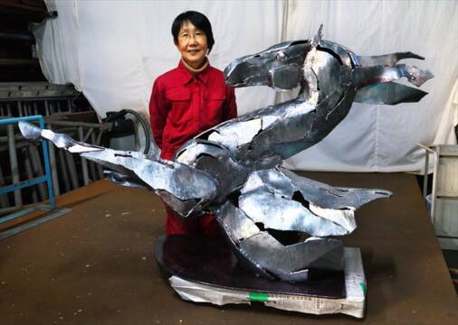 第63回日本現代工芸美術展で現代工芸大賞を受賞した鉄彫刻《Wild horse -Shine-》と彫刻家・銅谷祐子さん