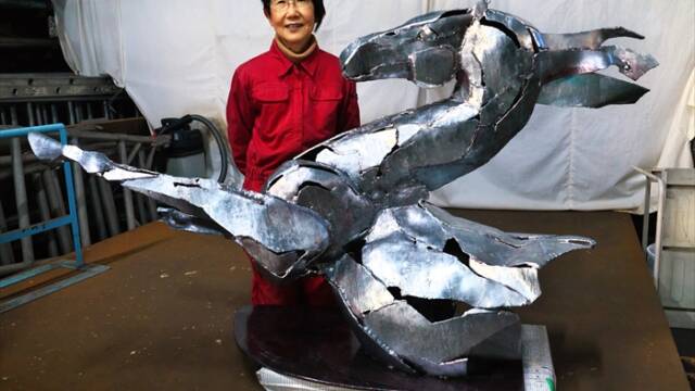 第63回日本現代工芸美術展で現代工芸大賞を受賞した鉄彫刻《Wild horse -Shine-》と彫刻家・銅谷祐子さん