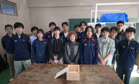 木工部の部員と伊藤教諭と洲上さんの前に棺がひとつある