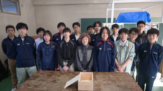 木工部の部員と伊藤教諭と洲上さんの前に棺がひとつある