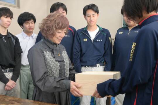 棺を部員から手渡される洲上さんと見守る部員