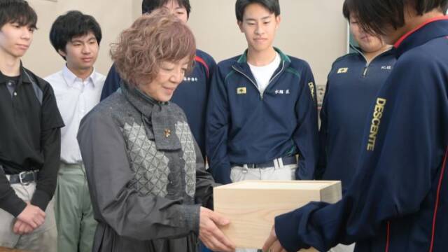 棺を部員から手渡される洲上さんと見守る部員