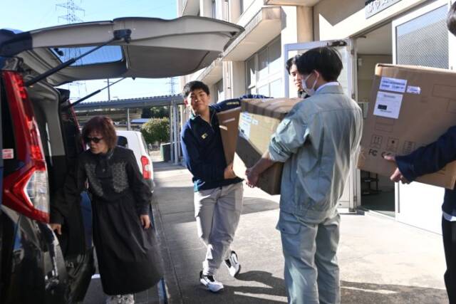 洲上さんの車に棺をのせる部員