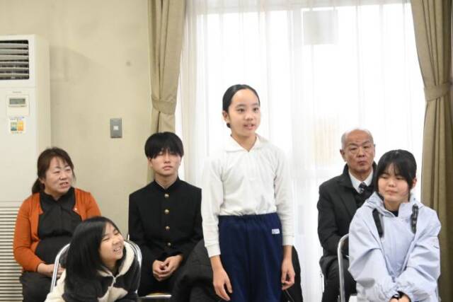 立ってビデオレターの感想を話す小学生