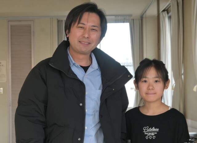 朗読を聞いて感想を語った父と子が2人並んでいる