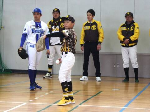 セ・リーグ最多勝投手の東克樹選手がふるさとの後輩にアドバイス、四日市で活躍お祝い