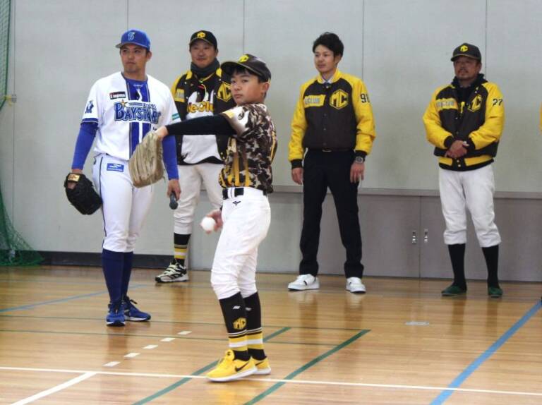 セ・リーグ最多勝投手の東克樹選手がふるさとの後輩にアドバイス、四日市で活躍お祝い