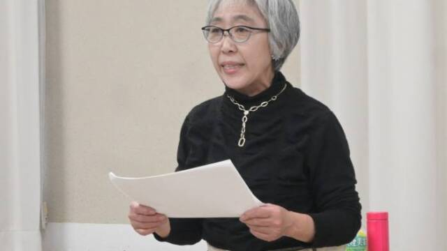 四日市空襲の体験談をメモを手に朗読する出口さん