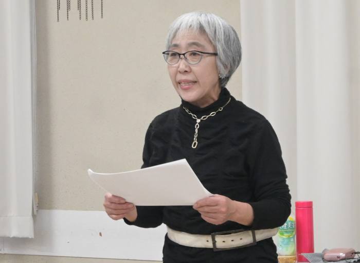 四日市空襲の体験談をメモを手に朗読する出口さん