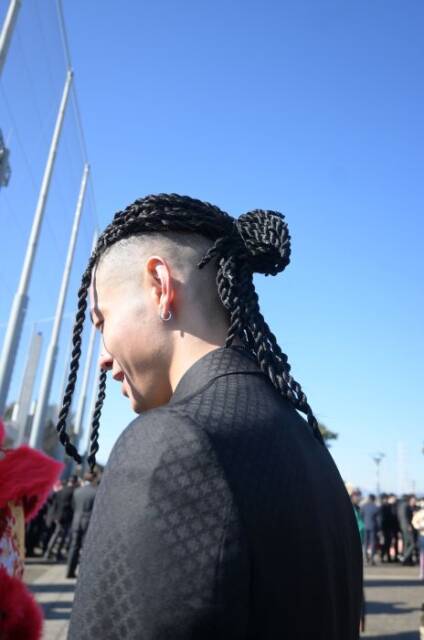 タイトロープの男性