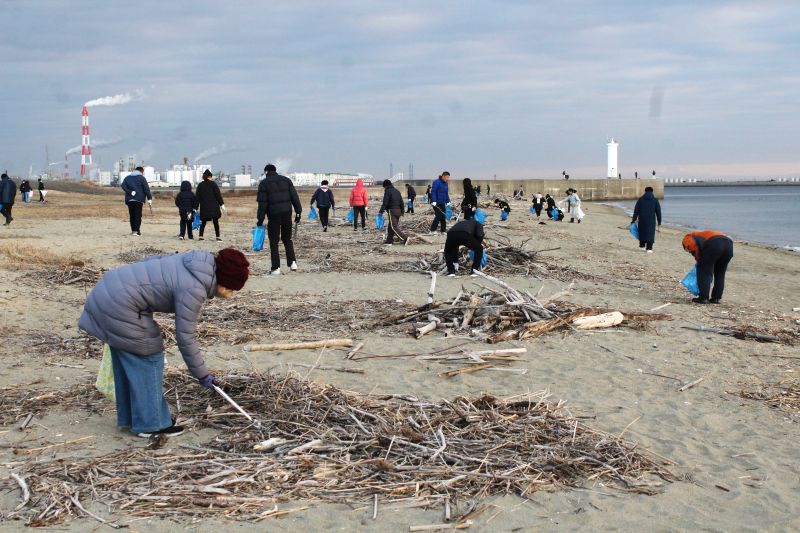参加者増え活動は17年目に、四日市の吉崎海岸で今年最初の早朝清掃