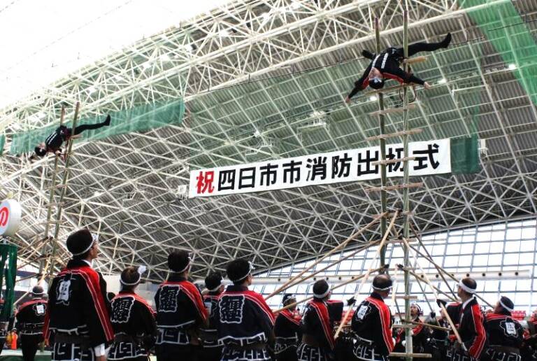 はしごのぼり演技や消防団車両の行進などに拍手、四日市市消防出初式