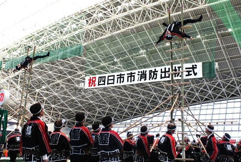 はしごのぼり演技や消防団車両の行進などに拍手、四日市市消防出初式