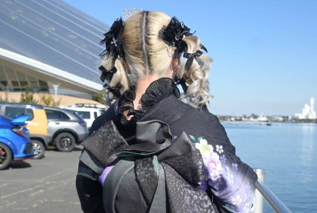 ツインテールの女性の後ろ姿