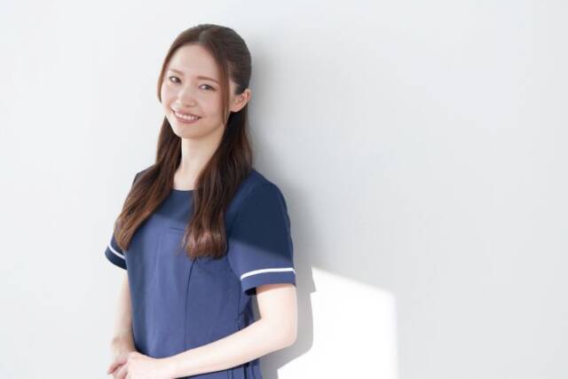 笑顔で立つ西田さん