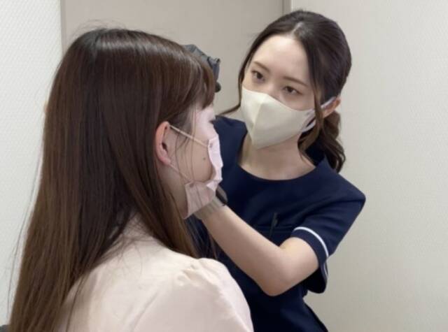 アートメイクを施す女性