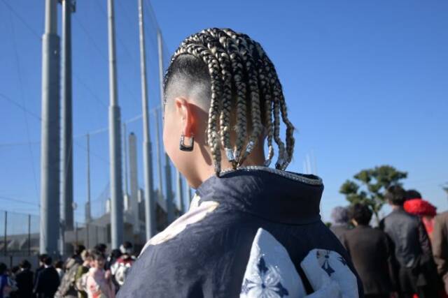 コーンロウの髪型の女性