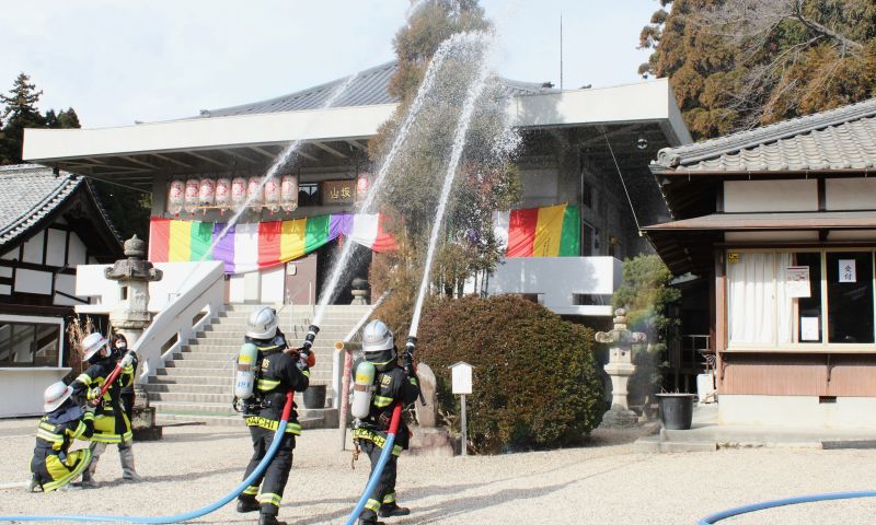 文化財は宝物、みんなで火災から守ろう、四日市の垂坂山観音寺で消防訓練