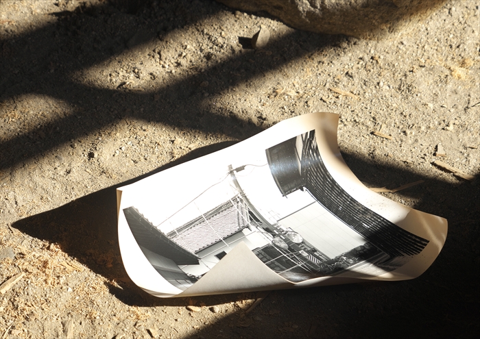 三重県菰野町の古民家「おやまの家」の土間に直接置かれた、お茶で染めた写真作品