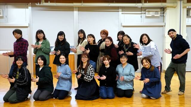 三浜文化会館で始まった「銀河鉄道の夜」朗読公演の稽古初日、汽車のポーズをとる市民出演者と構成・演出の志賀亮史さん