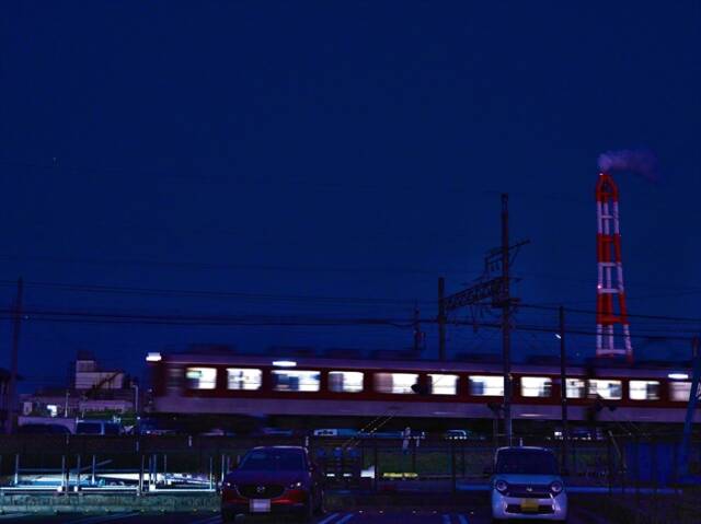 三浜文化会館周辺の夜景と近鉄電車。空には木星も見え、「銀河鉄道の夜」を思わせる風景