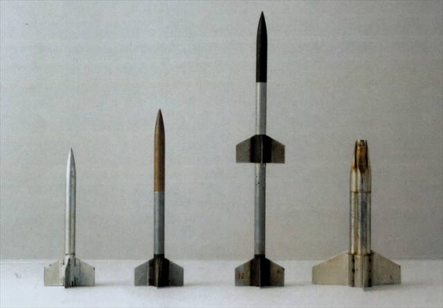 展示されるペンシルロケット。日本のロケット開発の原点となった小型ロケットが並ぶ