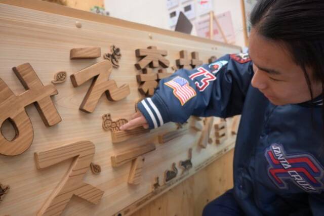 ありのキャラクターを指さす部長の上田琉斗さん