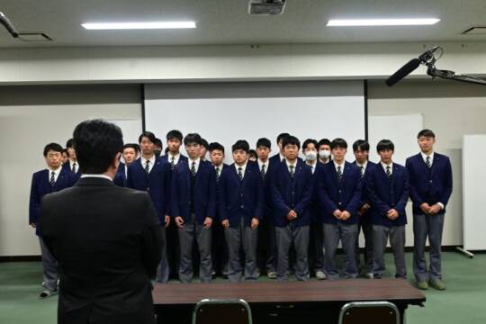 神妙な面持ちで諸岡校長の話を聞く部員