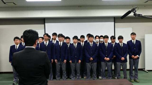 神妙な面持ちで諸岡校長の話を聞く部員